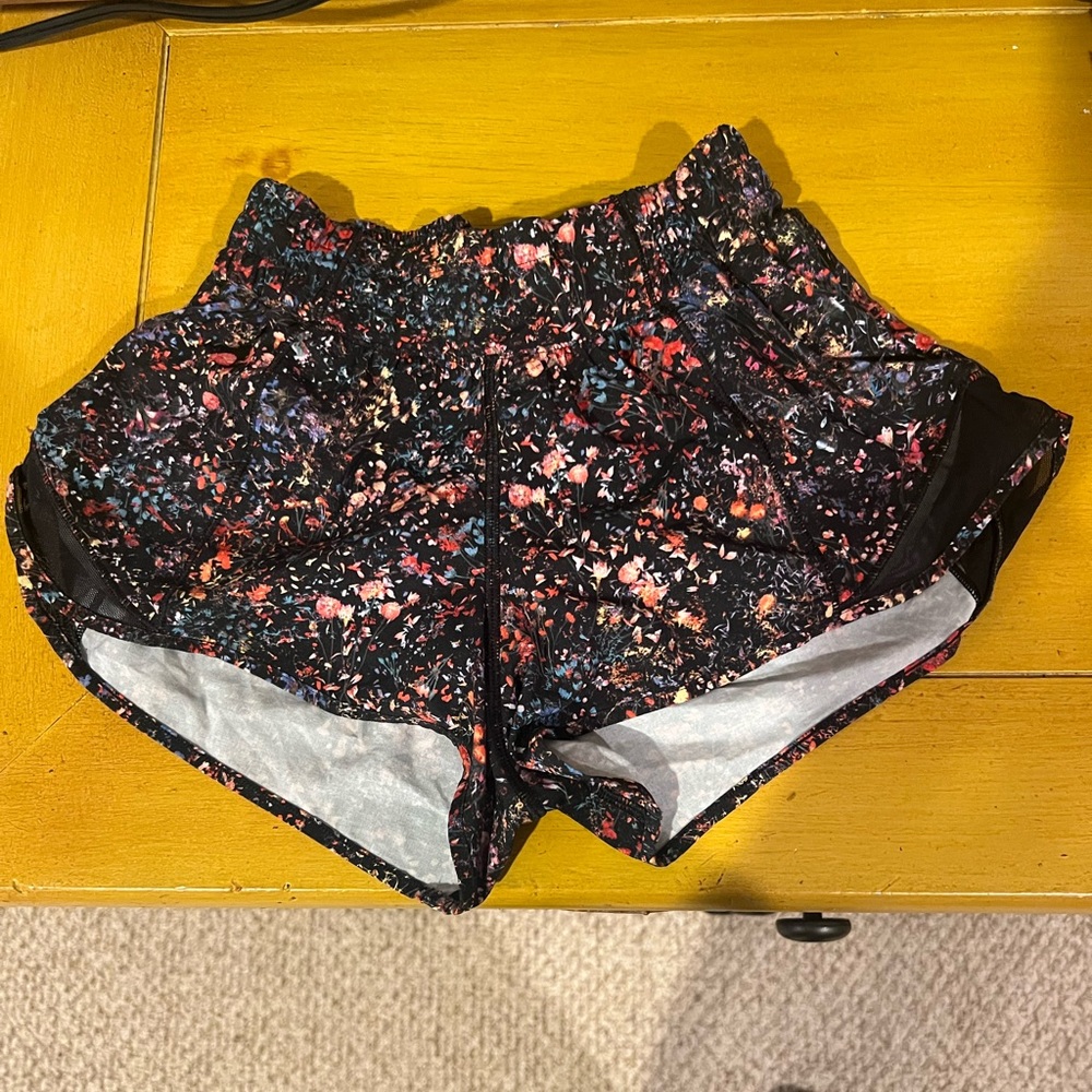 Lululemon hotty hot 2.5 inch size 00